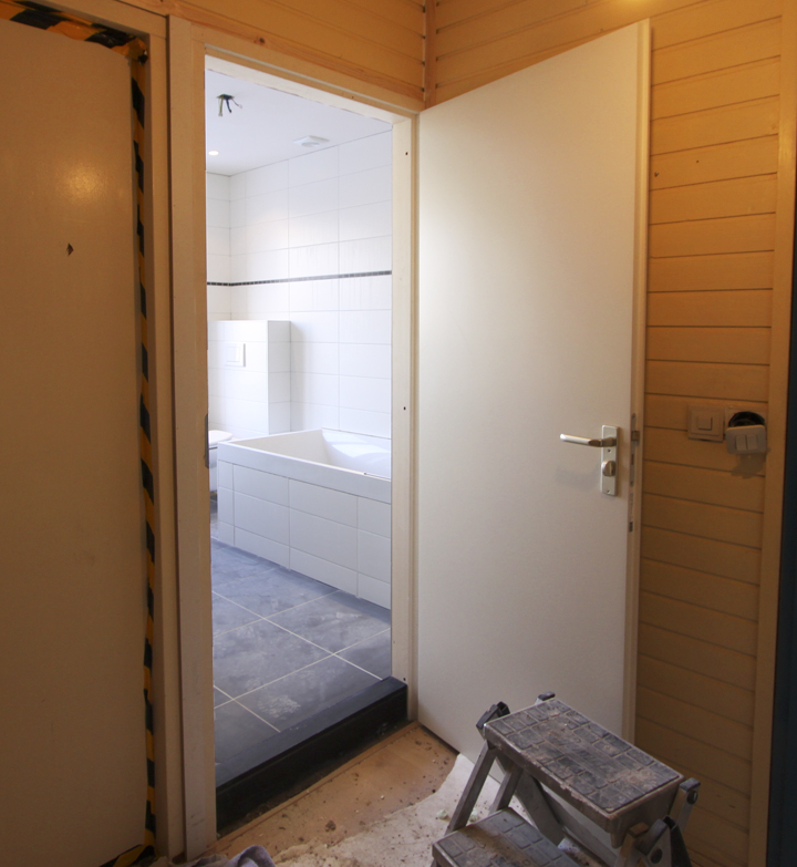 Verbouwing Week 10 badkamer nieuwe deur;